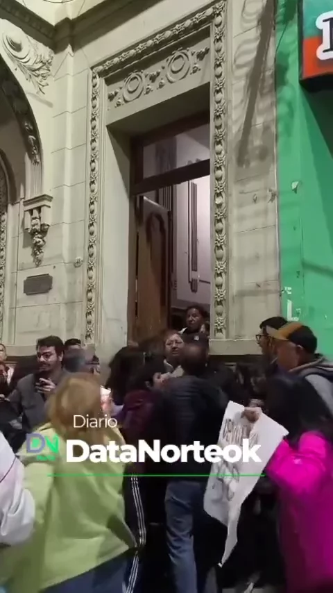 🚨 TENSION EN SAN SALVADOR DE JUJUY_ ENFRENTAMIENTOS EN LAS PUERTAS DEL GREMIO ADEP__Se registraron incidentes en la sede del gremio ADEP en la capital ju(
